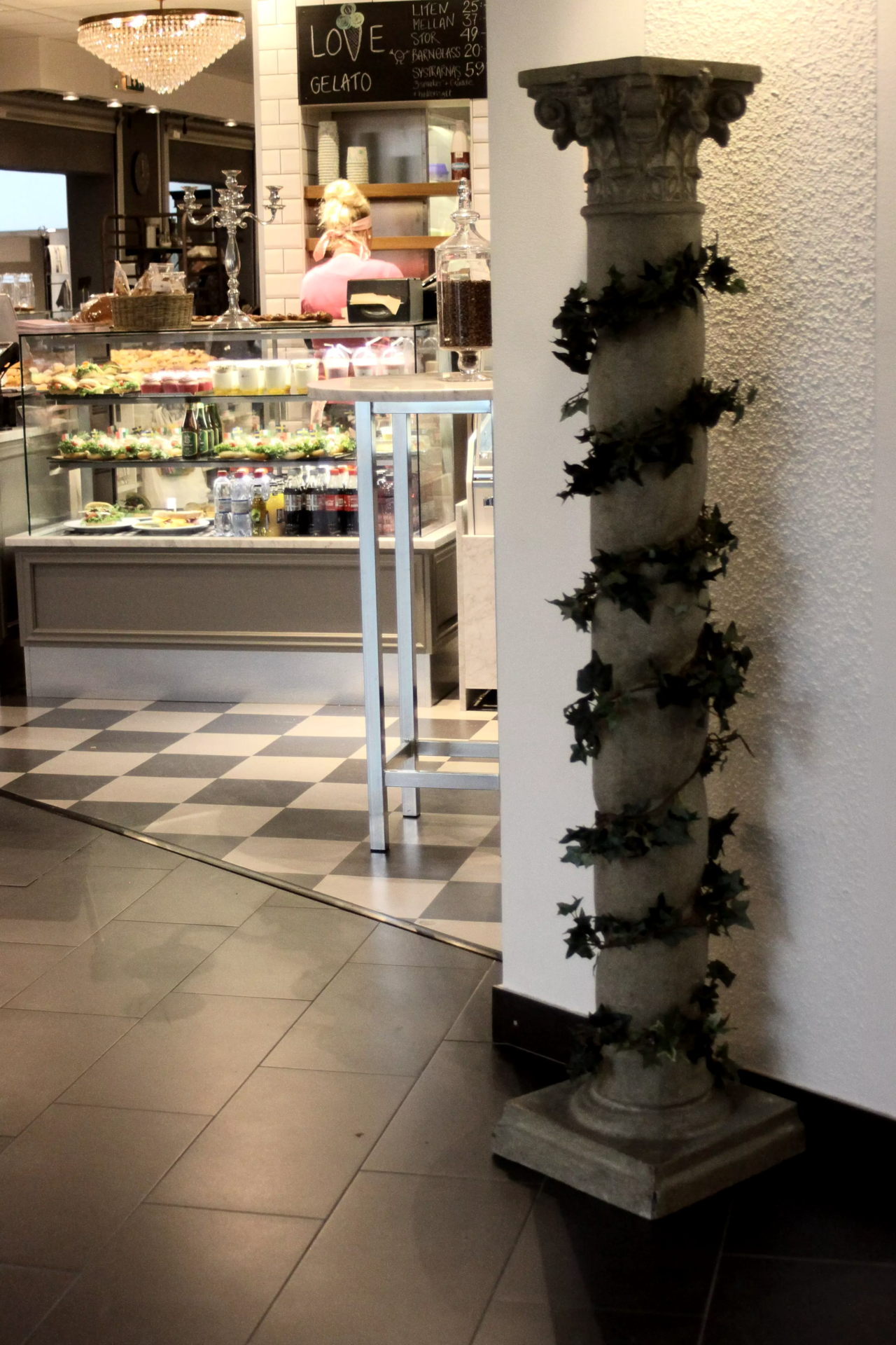 Pelare grå