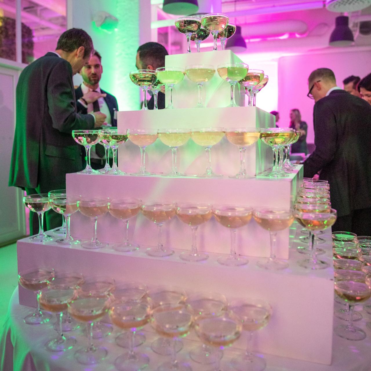 Champagnepyramid vit