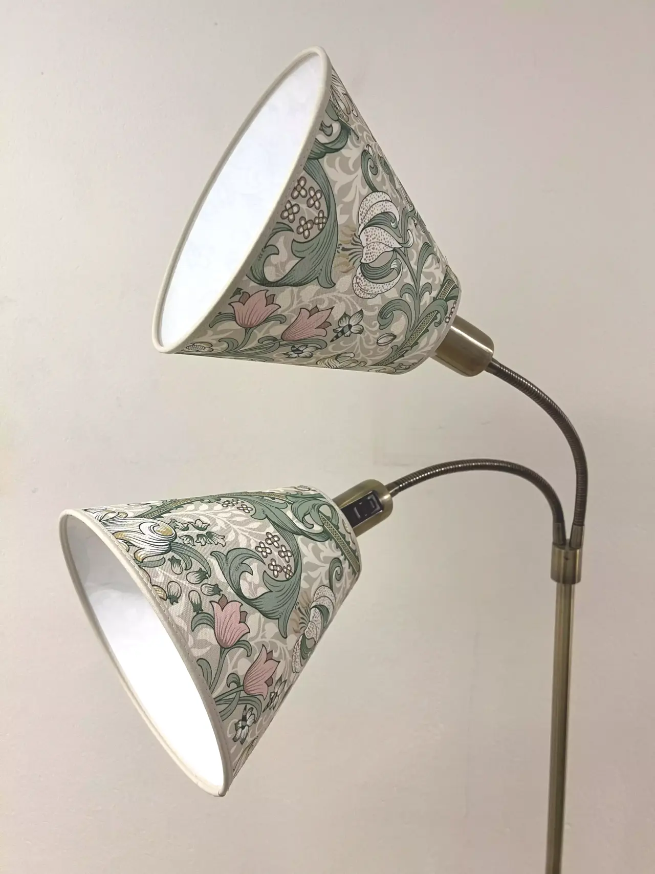 Golvlampa 2 skärmar