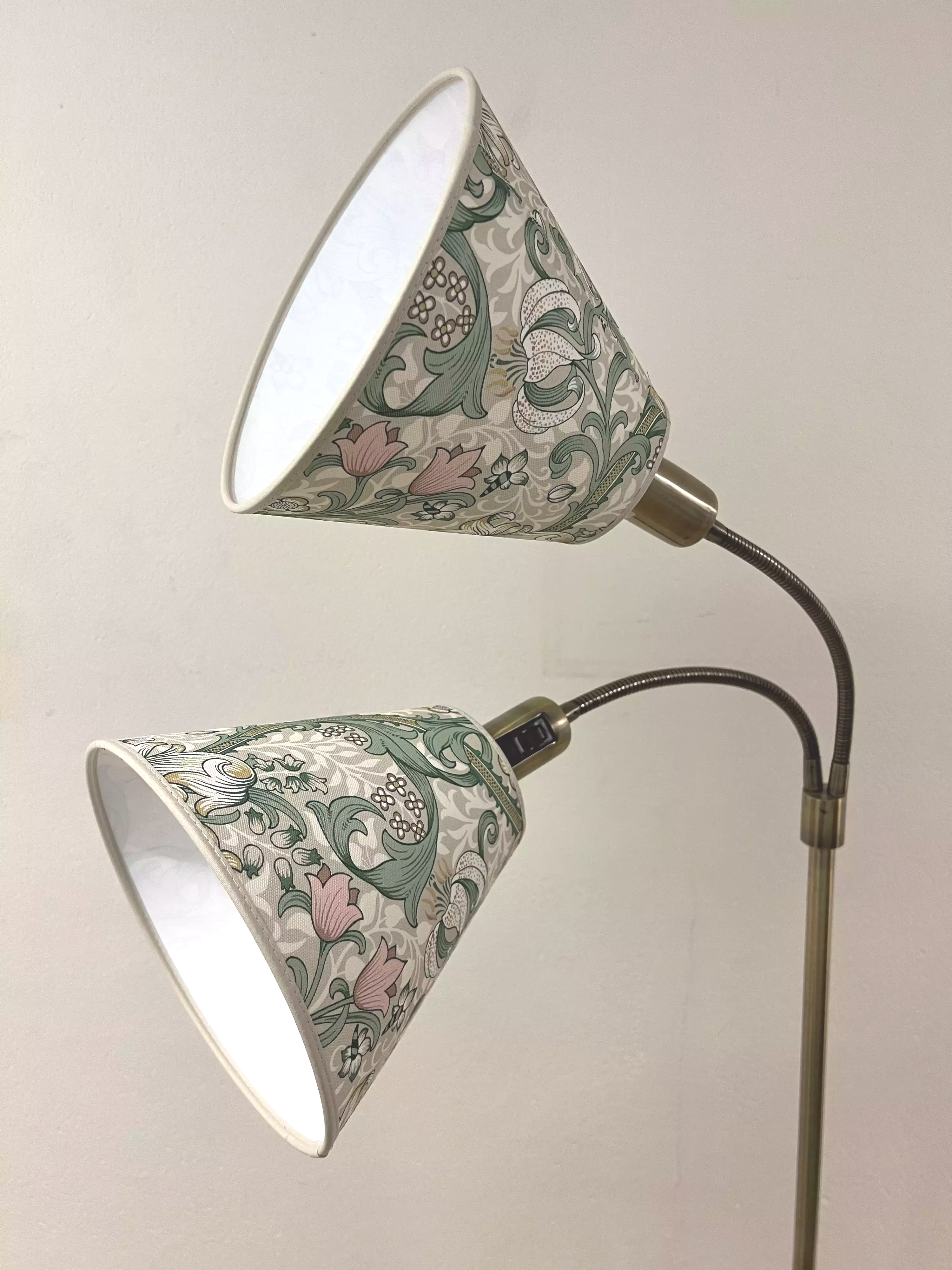 Golvlampa 2 skärmar