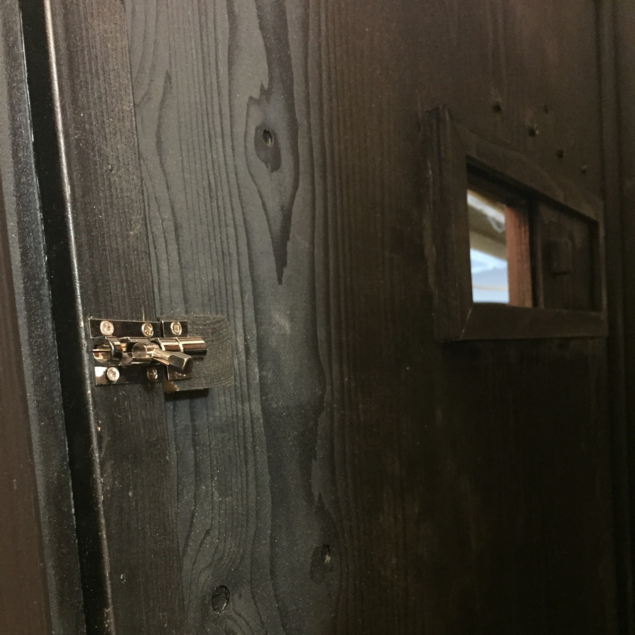 Entredörr med skjutlucka