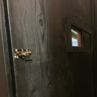 Entredörr med skjutlucka