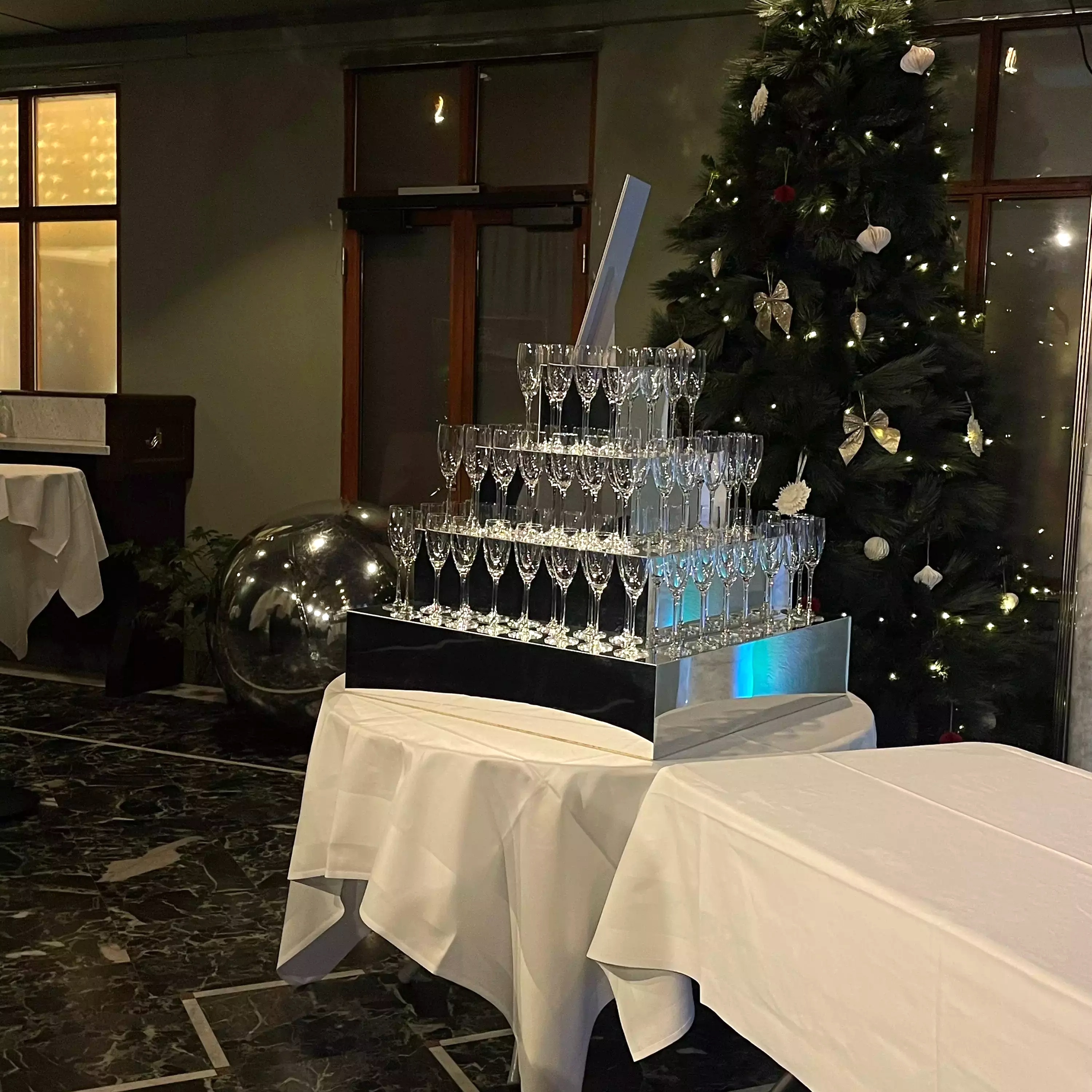 Champagnepyramid speglar