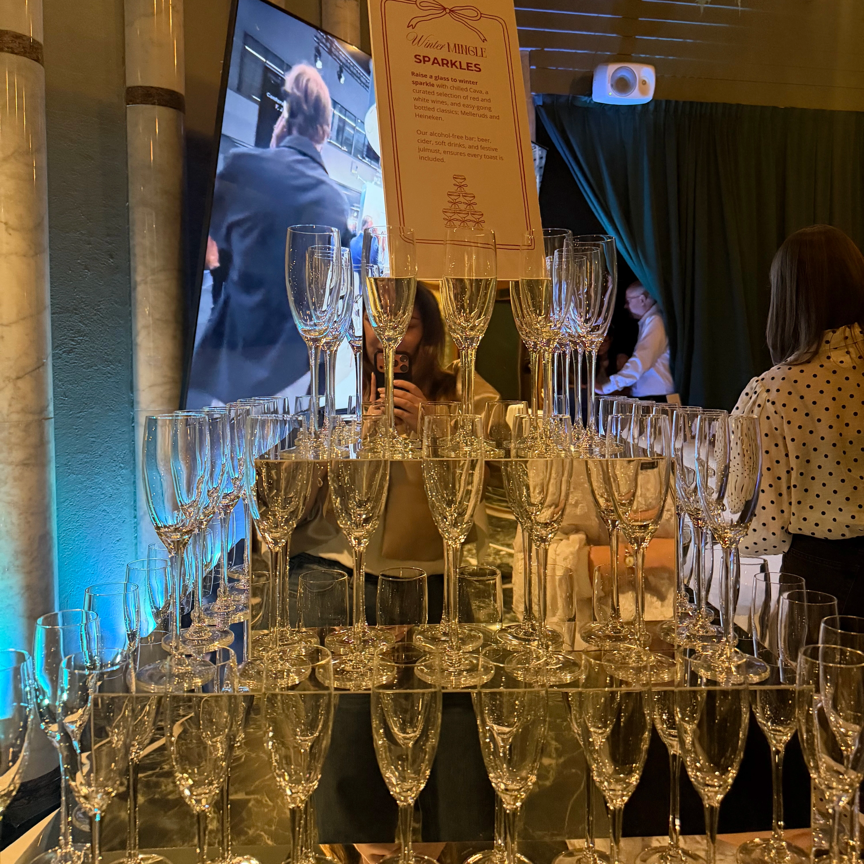 Champagnepyramid speglar