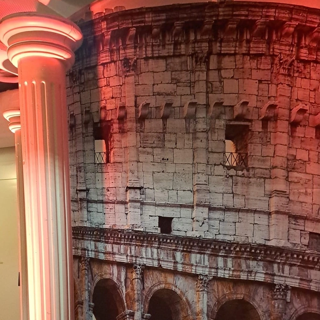 Pelare vit ribbad yta