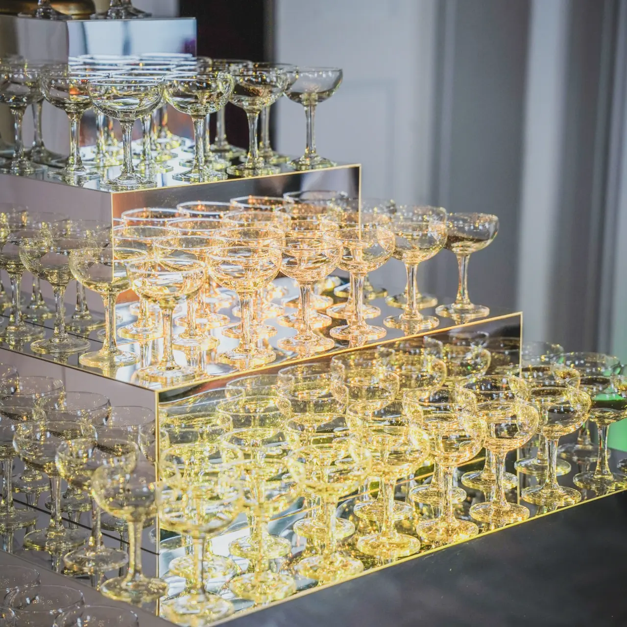 Champagnepyramid speglar