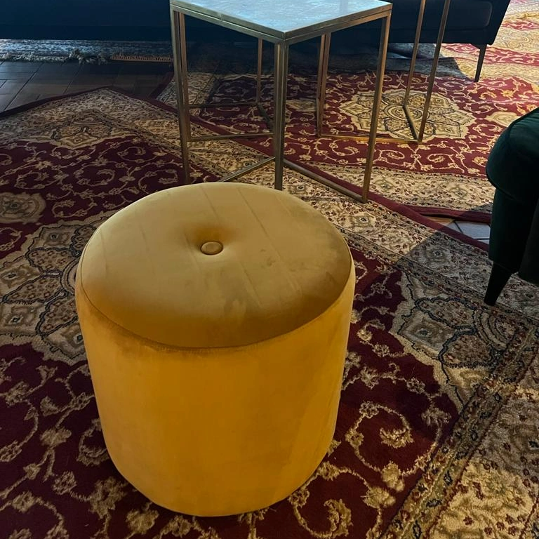 Sittpuff sammet guld klädd knapp